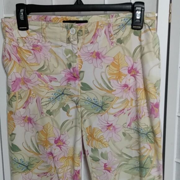 MODA international pants With A Beautiful Light Colored Floral Design - Picture 5 of 15